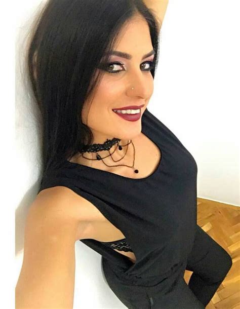 Adana twitter eskort Eskort oyunu! Adana'da eskort sitesine fuhuş amacıyla başkasının fotoğrafıyla ilan verip anlaştığı iki erkeği gasp ettiği iddiasıyla gözaltına alınan kadın ile sevgilisi tutuklandı