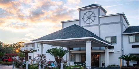 Admirals inn tybee island  The hotel has been under renovations for the last year and the new updates are jaw-dropping! From new furniture to new custom artwork, guests will enjoy modern finishings throughout, like