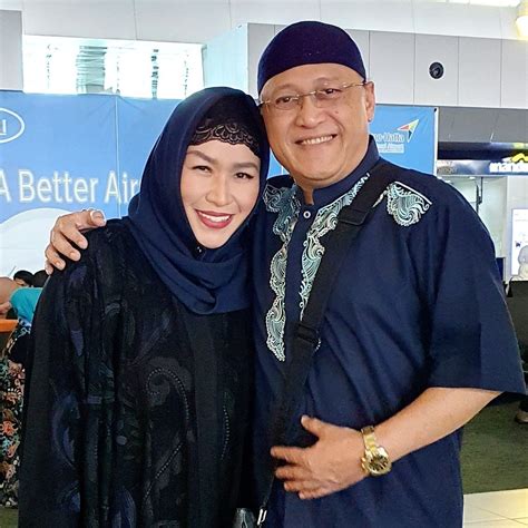 Agama mario teguh dan istrinya Mario Teguh dan istri bertemu dengan pelapor di bandara dan hubungan mereka semakin akrab