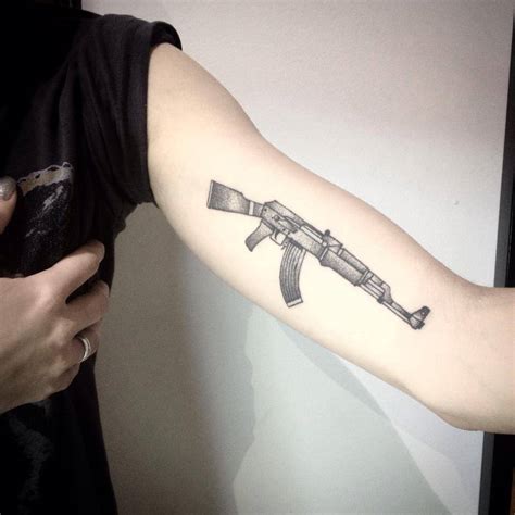 Ak 47 tattoo significado  Qual é o significado da arma A-47? Um dos significados é proteger uma