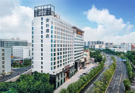 Amber prime hotel shenzhen  1,376 reviews # 13 of 3,289 hotels in Shenzhen "温德姆酒店位置优越，交通便利，地铁站出门就走到了。酒店设施齐全，房间布局合理，干净整洁，住的很舒服