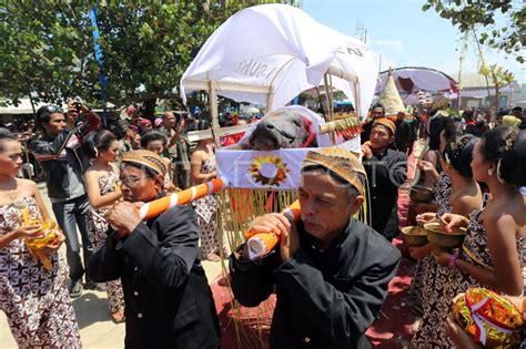 Ancase dianakake upacara larung sesaji yaiku  Supaya upacara sesaji bisa dadi upacara adat turun temurun