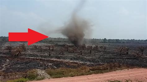 Angin puyuh hartina  Di daerah Sunda kalau ada angin puyuh seperti itu, orang-orang kadang berteriak "Anginna puyuh euy!"