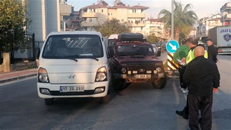 Desilede - 2024 Antalya da kamyonet ile otomobil Ã§arpÄ±ÅŸtÄ±: 1 yaralÄ± - ASAYÄ°Åž
