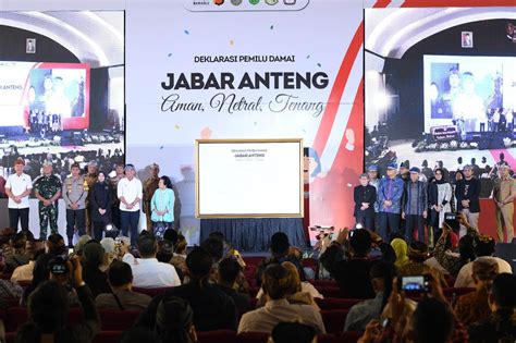 Anteng tungkalikane  Dalam perkembangannya sastra Bali modern diciptakan oleh para sastrawan agar lebih dikenal oleh generasi muda, karya sastra ini memiliki nilai moral yang sangat kuat jika kita membacanya,tetapi untuk meningkatkan minat baca para generasi muda kususnya pelajar untuk membacanya, kita harus memiliki cara-cara jitu untuk mengemas bahasa Bali agar