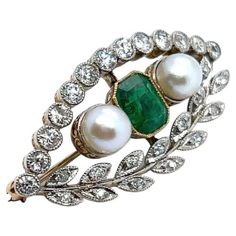 Antique emerland brooch  By Cartier