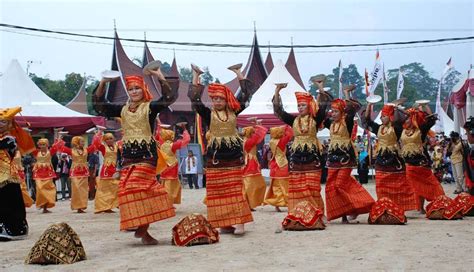 Apa yang dimaksud dengan adat nan teradat  Adapun yang dimaksud dengan Tikam: yaotu orang yang mengamukkan senjata kepada orang lain atau binatang yang masih hidup sampai luka denga tikaman itu ataupun tidak yang dimaksud dengan kata bunuh: ialah membikin orang mati atau mematikan orang ataupun binatang yang bernyawa dengan sengaja meskipun dengan apa jua pun dilakukannya