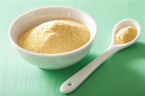 Apakah ragi berbahaya Nutritional yeast adalah ragi atau mikroorganisme Saccharomyces cerevisiae yang biasa digunakan vegetarian sebagai pengganti keju