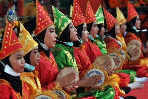 Apakah tari indang dapat melatih kedisiplinan com - Tari Indang atau juga dikenal sebagai Tari dindin Badindin adalah tarian tradisional khas Pariaman, Provinsi Sumatera Barat