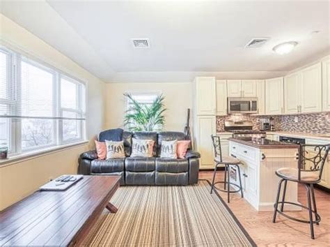 Apartments for rent in howard beach by owner  Whether you choose to socialize at the clubhouse or go solo on the sundeck, you can enjoy a variety of potential features such as tanning ledges, grilling areas, and luxurious infinity-style edges