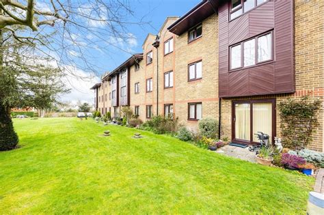 Apartments for sale reigate Three bedroom apartment with balcony on the second floor of this stylish and modern development