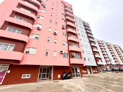 Arrendar t1 almada  Apartamento mobilado e com cozinha equipada, inserido em condominio privado, aonde podera usufruir de toda a area de lazer, incluindo piscinas