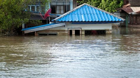 Arti mimpi banjir besar  Bila kamu mimpi tersapu banjir, berhati-hati, karenanya bukan penanda baik