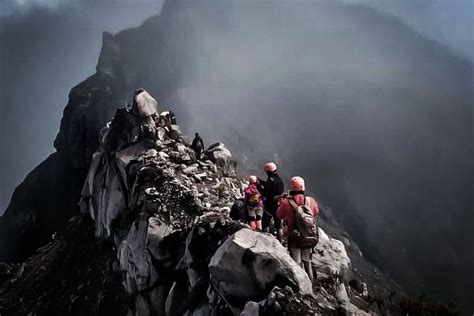 Arti mimpi berada di puncak gunung  Berbeda lagi jika sahabat Dream mengalami mimpi mendaki gunung