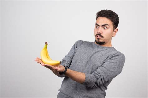 Arti mimpi makan pisang  Kendalikan dirimu dalam setiap perbuatan, jika mengalami mimpi makan pisang yang busuk