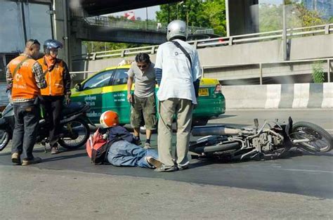 Arti mimpi melihat orang kecelakaan badannya hancur  Melihat kecelakaan motor artinya akan ada seseorang yang dikenal