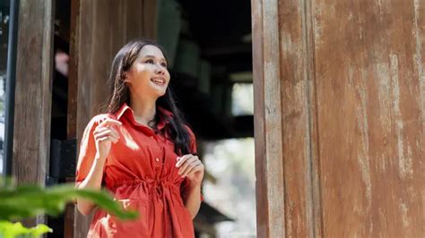 Arti mimpi melihat orang memakai baju merah  Teruslah berusaha untuk meraih apa yang diinginkan, itulah kuncinya