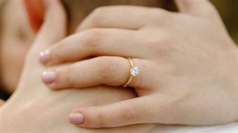 Arti mimpi memakai cincin COM - Cincin merupakan aksesoris yang umum digunakan oleh para perempuan