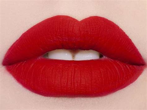 Arti mimpi memakai lipstik warna merah  Dari tokoh ikonik Marilyn Monroe hingga senyum khas era 1989 Taylor Swift, warna lipstik merah terlihat berani dan tegas