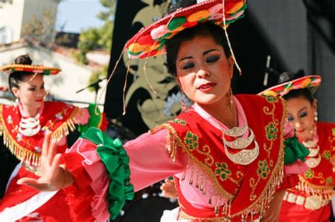 Asal tari ronggeng blantek  Seperti tarian asal Betawi pada umumnya, tarian ini juga menggunakan iringan musik Gambang Kromong yang memiliki unsur budaya Cina, dari segi kostum yang dikenakan