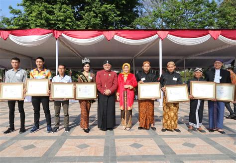 Ati lathi pakarti nyawiji artinya  ana sajrone teks carita wayang, para siswa dikenalake karo