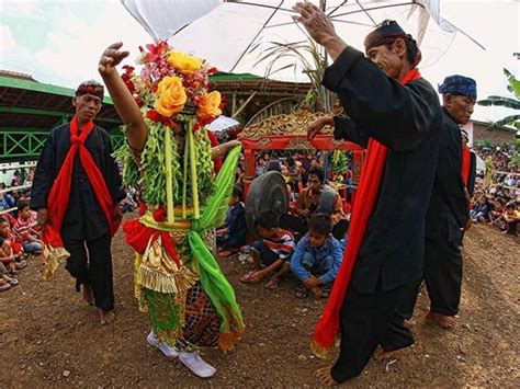 Babarit nyaeta tradisi  Pada zaman dahulu, Upacara Babarit ini merupakan upacara yang diperuntukkan untuk menghormati roh halus dan juga nenek moyang leluhur sebagai pelindung kampung
