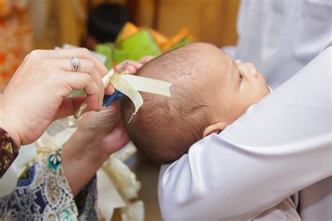 Babi cukur rambut  2) Basahkan kepala baby dan gunakan sedikit syampoo rambut baby