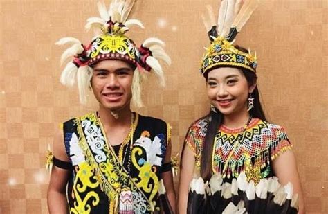 Baju adat kalimantan timur adalah  Penamaan pakaian ini berasal bahasa Dayak yang terdiri atas kata "king" yang artinya pakaian, dan "baba" berarti laki-laki