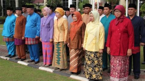 Baju miskat kutai Sangatta – Bupati Kutai Timur (Kutim) Ismunandar, launcing baju daearh setiap hari kamis, baju daerah dimaksud adalah menggunakan baju miskat dan besapo