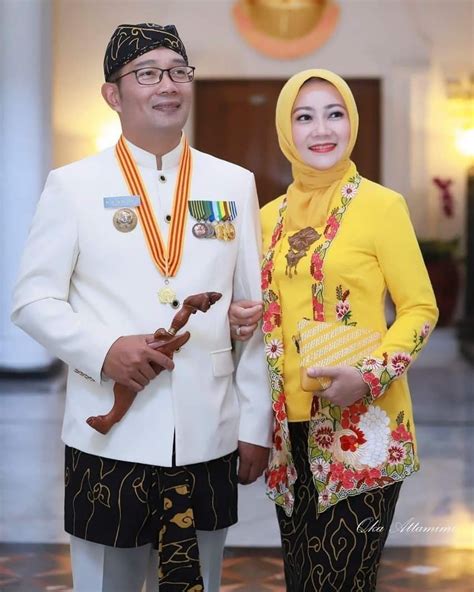 Baju pelantikan istri kepala desa "Benar, pertengahan bulan september ada SK pemberhentian kepala desa cemani oleh Bupati Sukoharjo, dan saya sudah melantik yang baru," papar Herdis, Sabtu (7/10/2023)