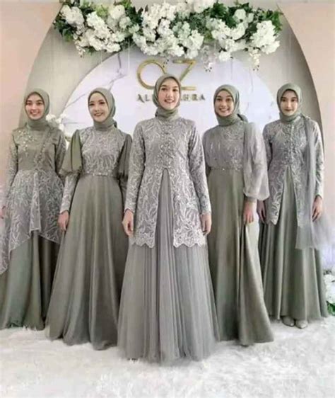 Baju untuk menghadiri resepsi pernikahan <i> Dress Batik (Dress batik kerap menjadi pilihan baju untuk hadir ke pesta pernikahan</i>