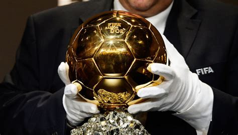 Balonul de aur cote  În prezent sunt acordate 6 premii: Balonul de Aur — premiu acordat celui mai bun jucător al turneului (decernat începând cu Campionatul Mondial de Fotbal 1982) Gheata de Aur — premiu acordat celui mai bun marcator al turneului (decernat începând cu Campionatul Mondial de Fotbal 1930) Mănușa de Aur — premiu acordat celui