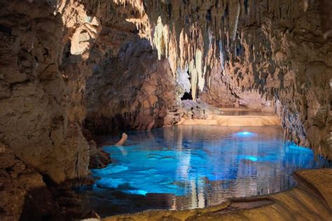 Batu kerucut di lantai gua tts  Pura Gua Gong ini memiliki luas areal 5000 m², Dengan batas-batas