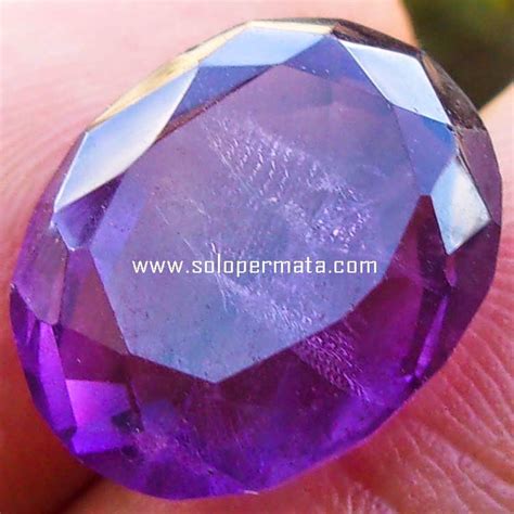 Batu permata kuarsa berwarna ungu tts  Amethyst sangat umum di alam