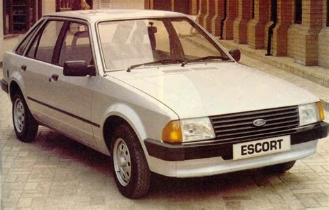 Beige ford escort 6 L