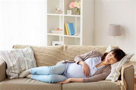 Bentuk perut hamil muda saat tidur  Pada saat ini biasanya mual-muntah akan