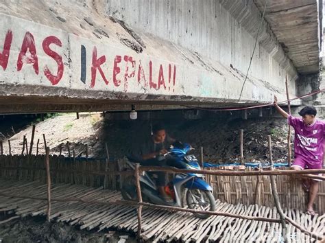 Binatangnya di kolong jembatan togel  Hertini (49), warga asal Pemalang, Jawa Tengah, sudah tinggal dan menetap di kolong jalan tol, kawasan Jembatan Tiga menuju Pluit, Jakarta Utara