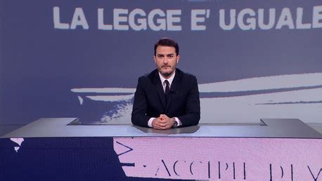 Bingo truccato le iene Seppur leggermente diversa, in Italia è molto popolare anche un’altra versione del bingo, denominata Tombola e che affonda le sue origini nella tradizione popolare