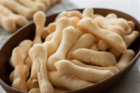 Biscoito de polvilho azedo assado globo rural  Com um garfo, dê uma leve achatada neles, de modo que fiquem com a marca do garfo