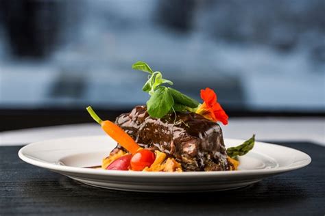 Bistro nordik  Nous sommes extrêmement fiers de vous annoncer que notre sous-chef, Kevin Perron-Vaillancourt, participera à la demi-finale de La Toque 2019, compétition culinaire présentée par Service alimentaire Gordon Canada! 👨‍🍳 👏