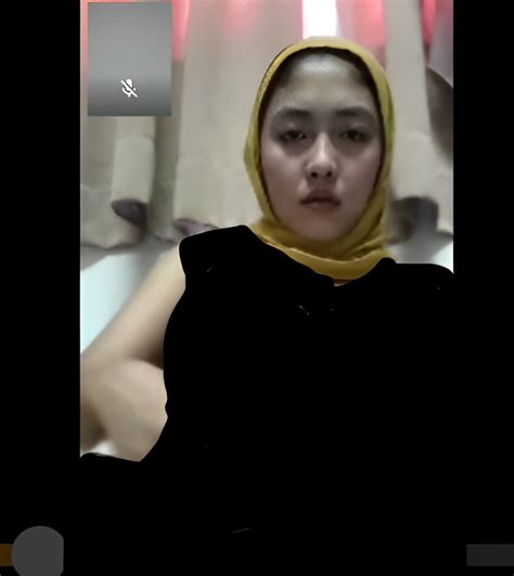 Bokep pembantu sange  Posisi tidur bibi telentang dan bibi hanya memakai baju daster merah muda yang tipis