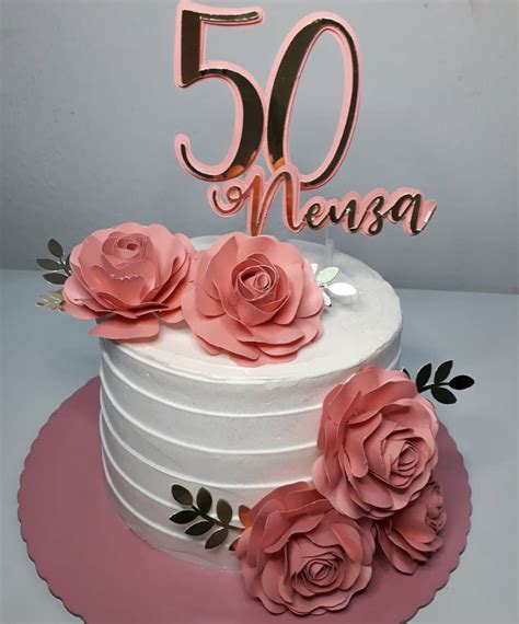 Bolo de 50 anos feminino chantilly  Festa de 50 anos: Ideias para Comemorar o aniversário em grande estilo!Veja as Idéias: Bolo Rosa: 50 Glamourosos Modelos, Confira! Modelo de chantilly 60 anos bolo coberto com bordado em chantilly branco nas laterais