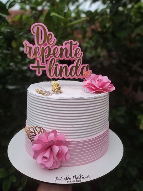 Bolo de chantilly de repente mais linda  O topo de 40 anos de papel é uma das opções mais baratas para decoração do bolo, acredito que seja quase o mesmo preço do que o papel de arroz pequena sereia