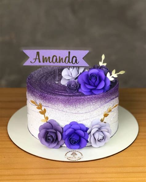 Bolo decorado cor lilas  O bolo temático ainda