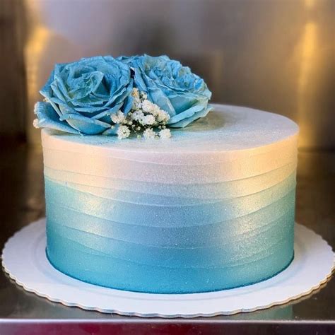 Bolo degrade azul e dourado  O chantilly ajuda a dar sabor e beleza ao seu bolo