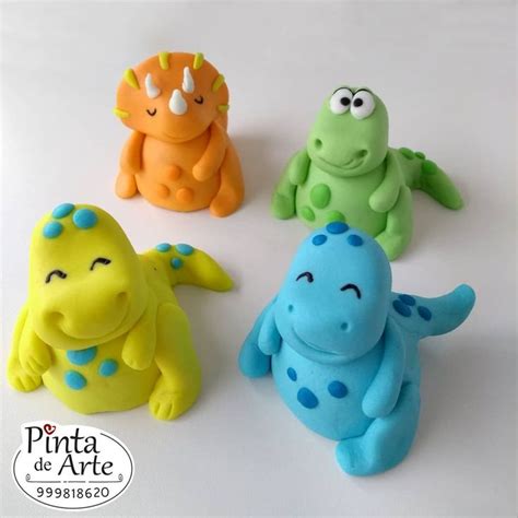 Bolo tema dinossauro rex  Vela tema dinossauro confeccionada em biscuit e base de acrílico