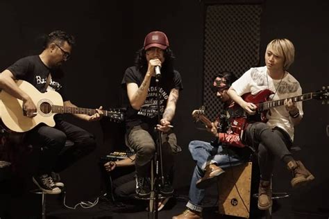 Boomerang bungaku lirik  Lirik Lagu Indonesia Terlengkap disertai dengan Video, Deskripsi Artis dan Download MP3-nya