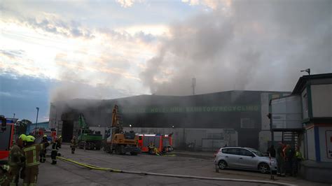 Brand recyclinghof berlin  Laut Feuerwehr brannten 300 Kubikmeter Sperrmüll