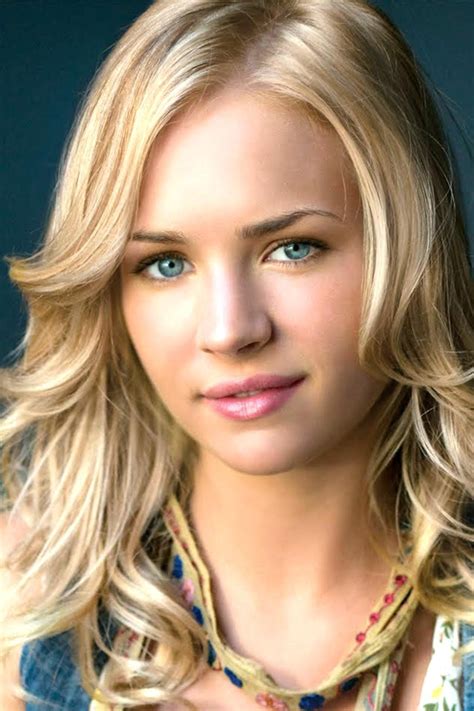 Britt robertson partner A young Britt Robertson made an attempt at TV stardom when she took on the leading role of Lux Cassidy in the CW's Life Unexpected