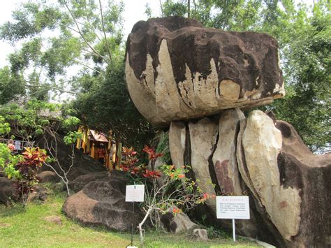 Bukit batu palangkaraya  Batu Banama merupakan salah satu bukit yang masuk ke dalam kawasan cagar alam yang mempunyai ketinggian sekitar 190 MDPL
